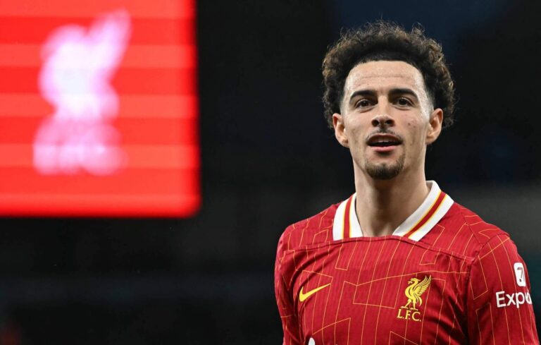 Curtis Jones Nikmati Liburan dari Liverpool dengan Bintang Liga Utama: Reaksi Para Penggemar
