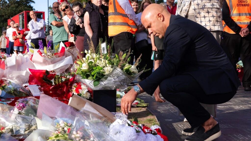 Tanda Penghormatan Manajer Liverpool Arne Slot